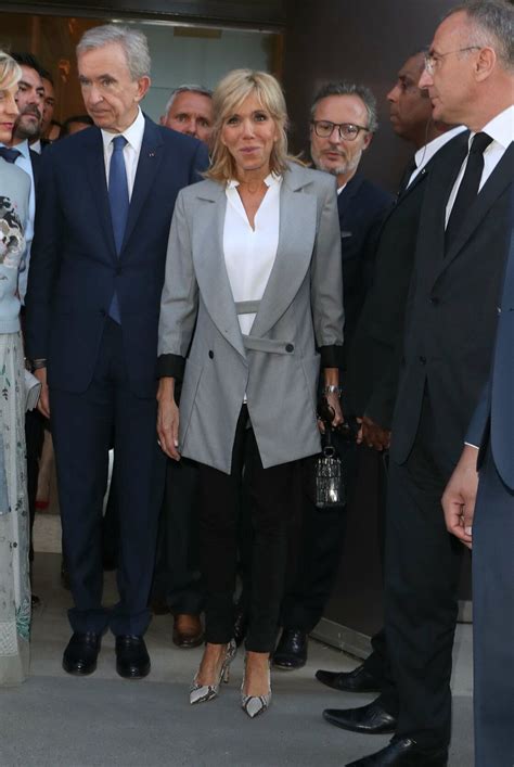 Sensationnelle au défilé Dior, Brigitte Macron pose dans une .